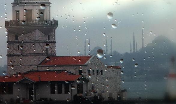 İstanbul güne sağanak yağışla başladı: Sıcaklıklar düştü, Trafik felç oldu