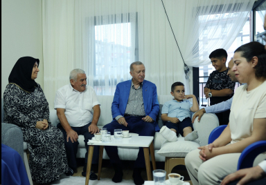 Cumhurbaşkanı Erdoğan, Malatya’da depremzede bir aileyi ziyaret etti