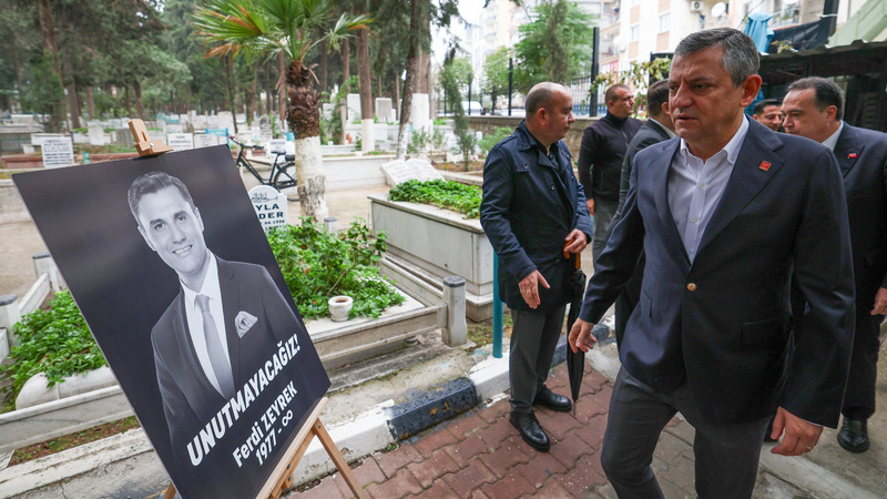 CHP Lideri Özgür Özel, Ferdi Zeyrek’in mezarını ziyaret etti