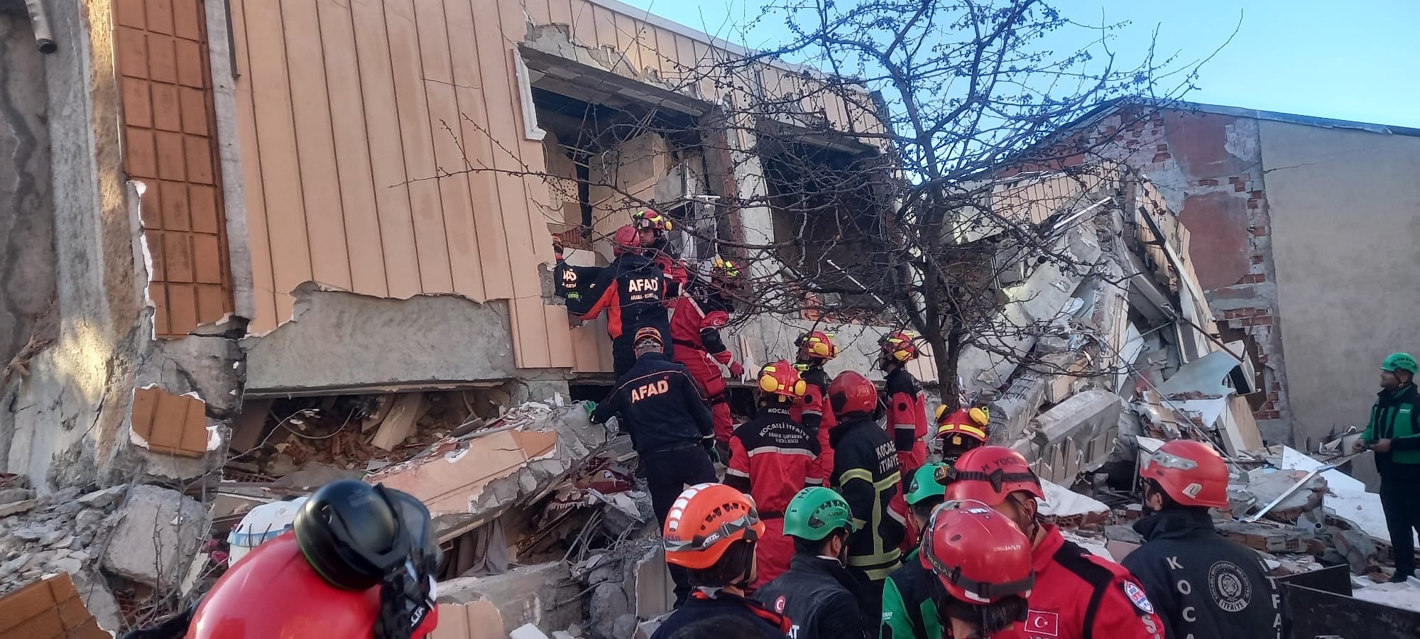 Kocaeli Gebze’de 7 katlı bina çöktü! 5 kişilik bir ailenin enkaz altında olduğu bildirildi