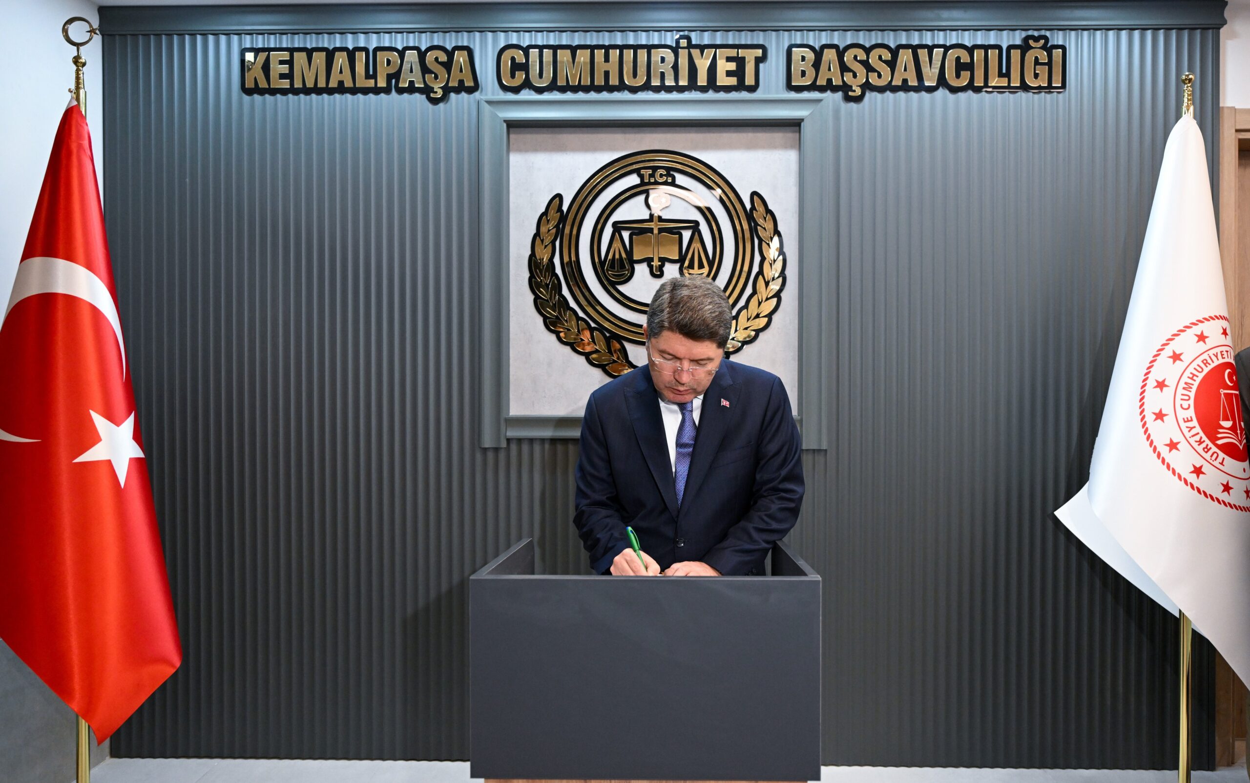 Bakan Tunç İzmir’de yeni adalet binalarını hizmete açtı