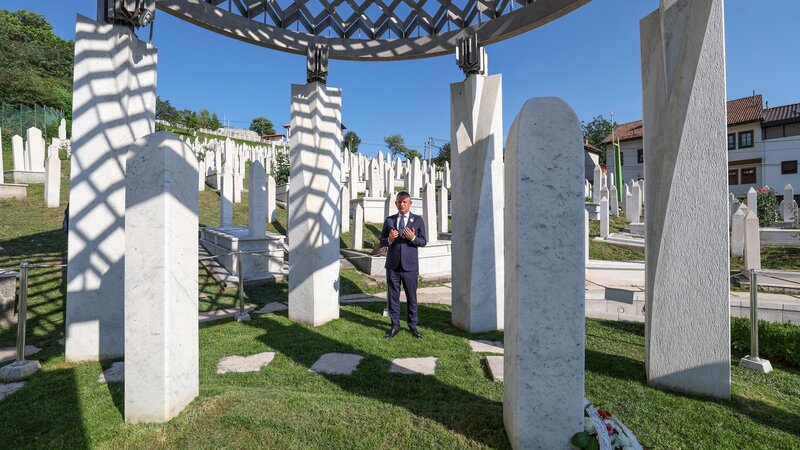 CHP Lideri Özgür Özel, Aliya İzzetbegoviç’i vefatının 22. yılında andı