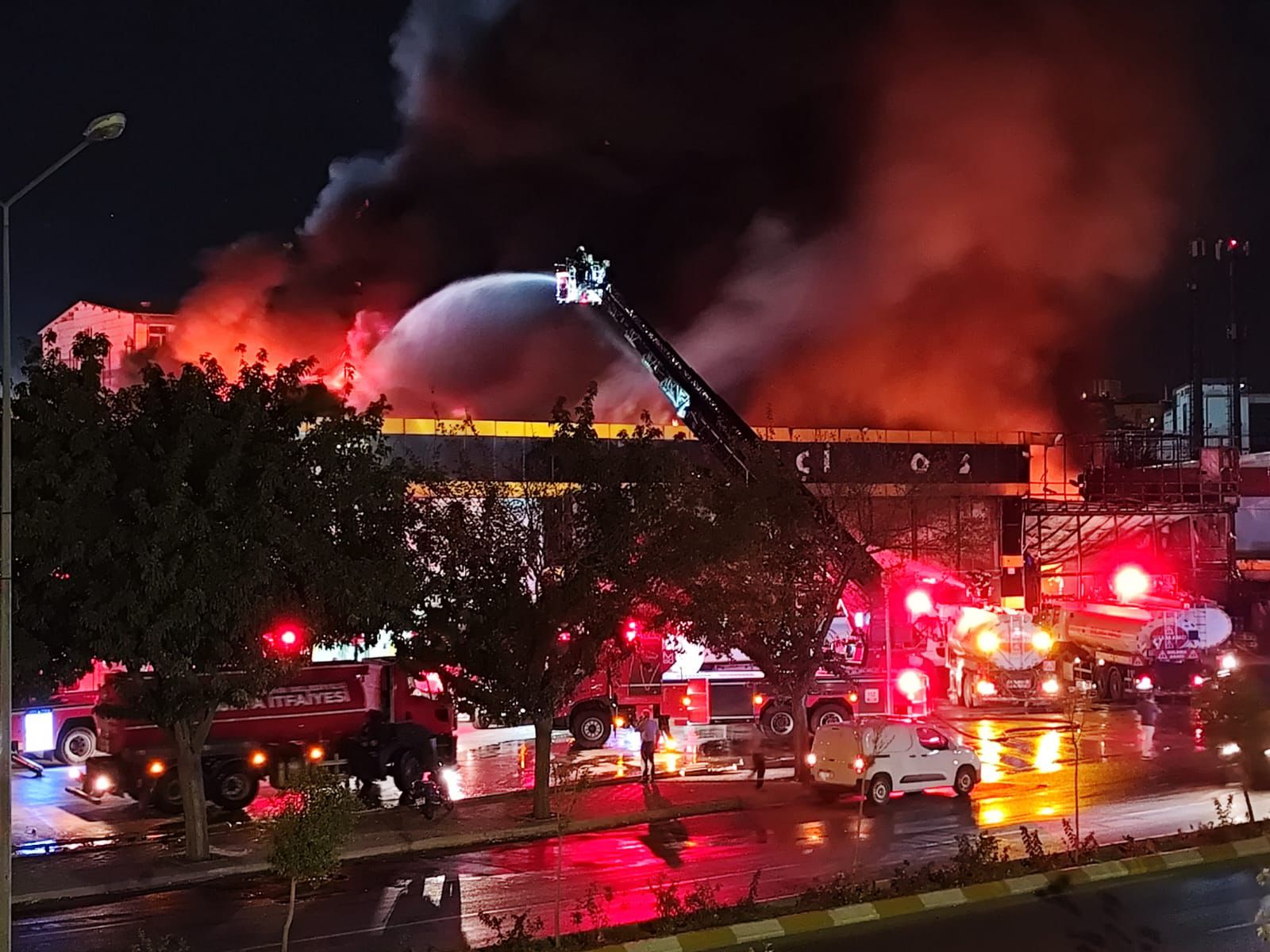 Şanlıurfa’da korkutan iş yeri yangını