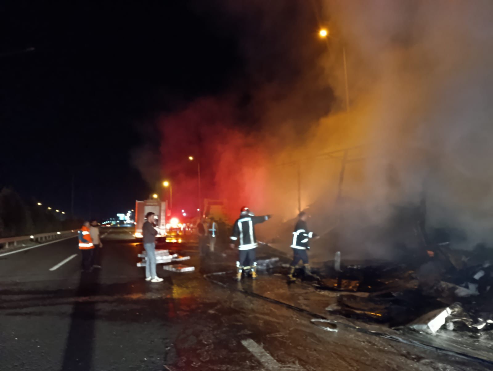 Şanlıurfa-Gaziantep otoyolunda televizyon yüklü tır alev alev yandı