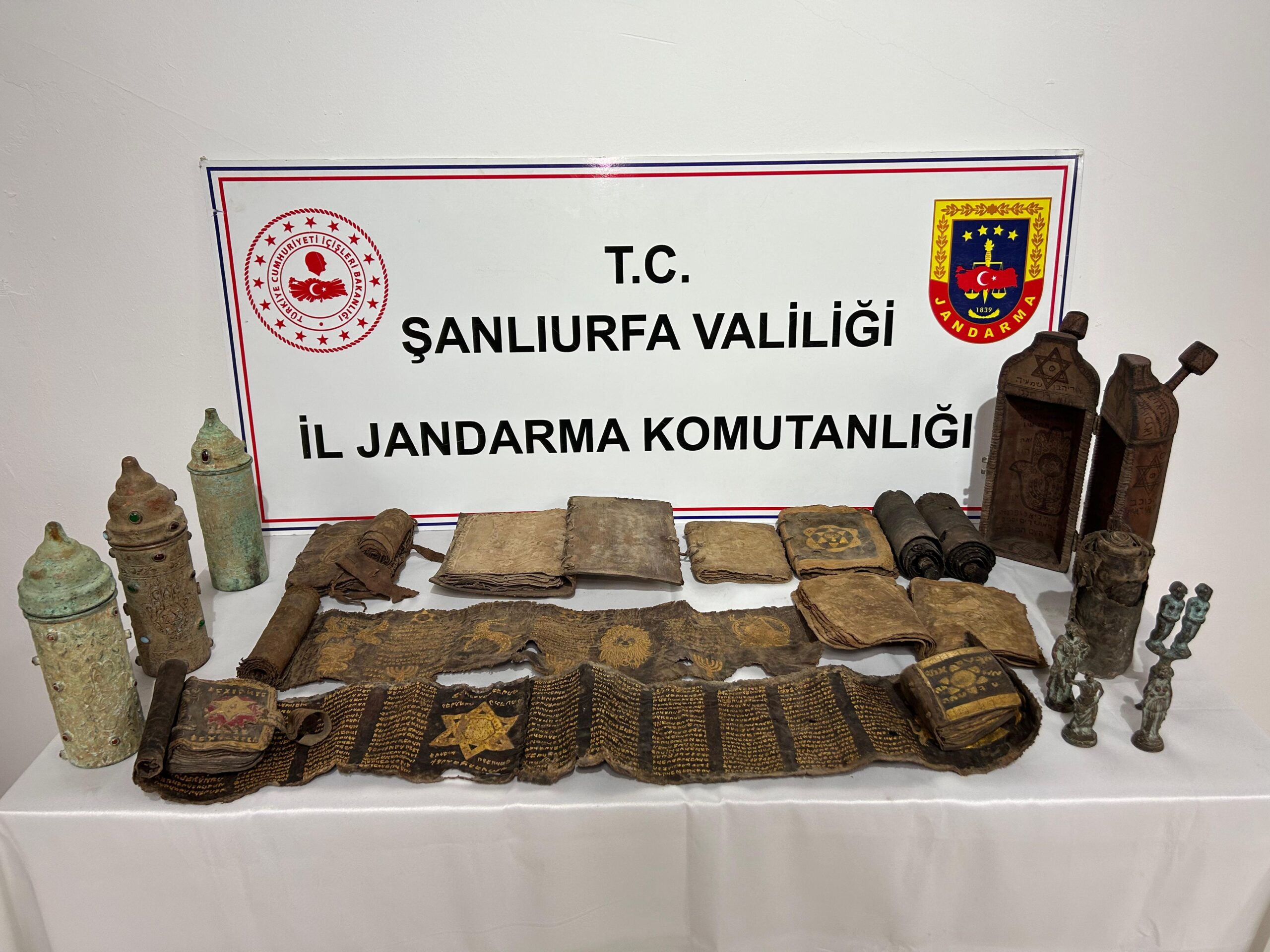 Şanlıurfa’da tarihi eser operasyonu: Çok sayıda heykel ve kitabe ele geçirildi