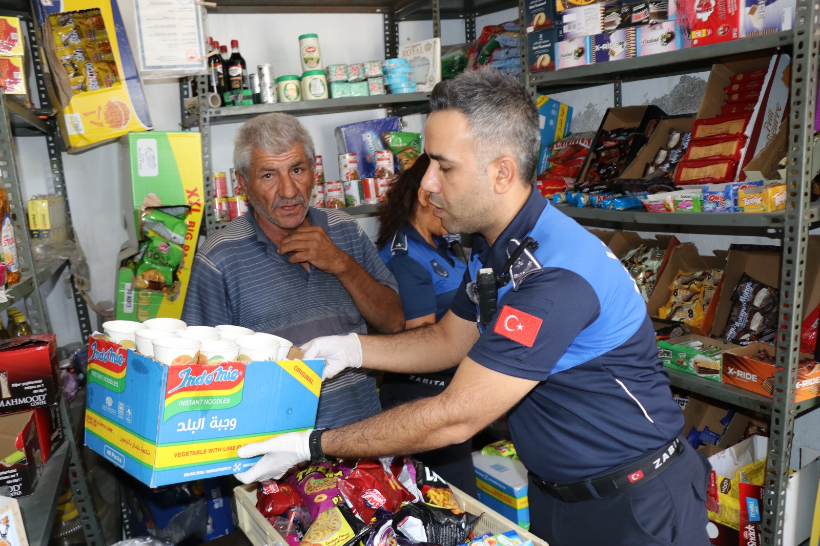 Haliliye’de okul çevresindeki bakkallara gıda denetimi: Son kullanma tarihi geçmiş ürünlere el konuldu