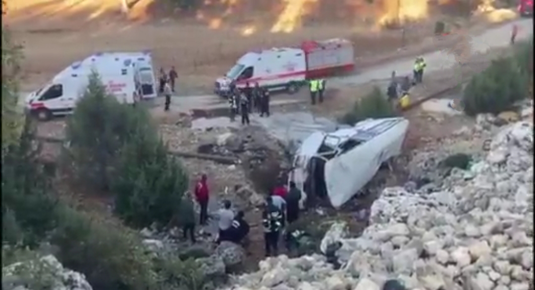 Mersin’de tarım işçilerini taşıyan minibüs şarampole uçtu: 5 ölü, 14 yaralı