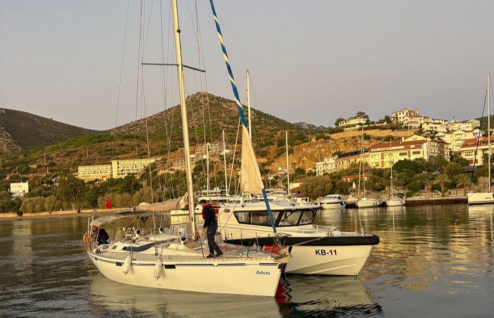 Muğla açıklarında göçmen teknesi durduruldu: 37’si çocuk 42 kişi yakalandı