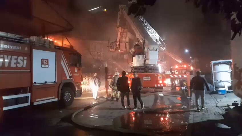 İstanbul Başakşehir’de sanayi sitesinde yangın!