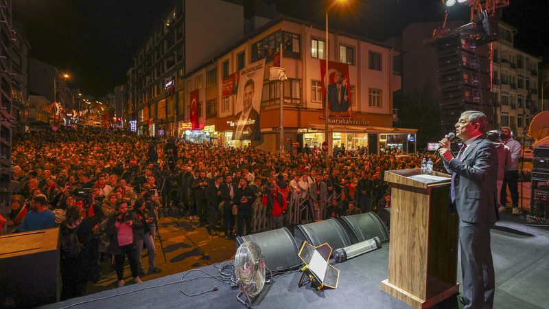 Özgür Özel’den İktidara “Sosyal Yardım” göndermesi: “‘Kesilir’ dendi, Yardımları dört beş kat artırdık”