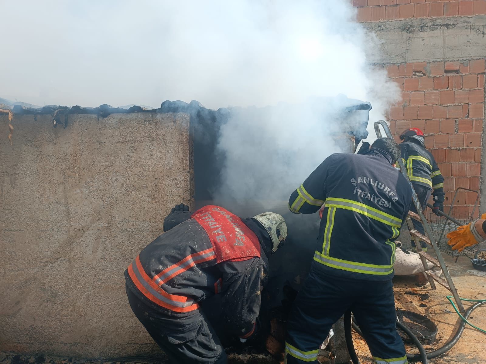 Şanlıurfa’da korkutan yangın: Alevlere teslim olan ev kullanılamaz hale geldi