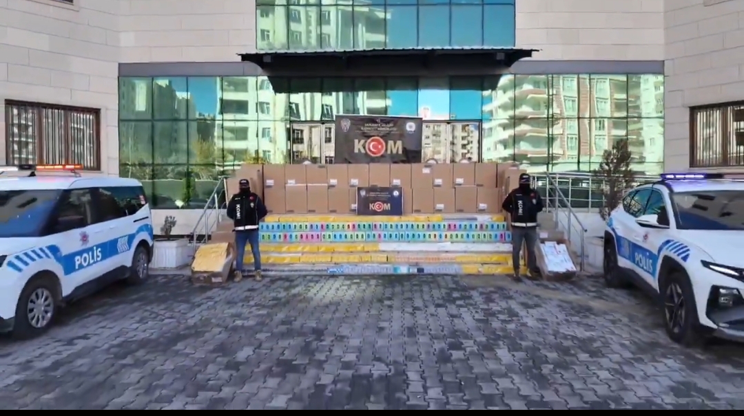 Şanlıurfa Polisi’nden kaçakçılara 5.5 milyonluk darbe: Otoyolda dev sigara operasyonu