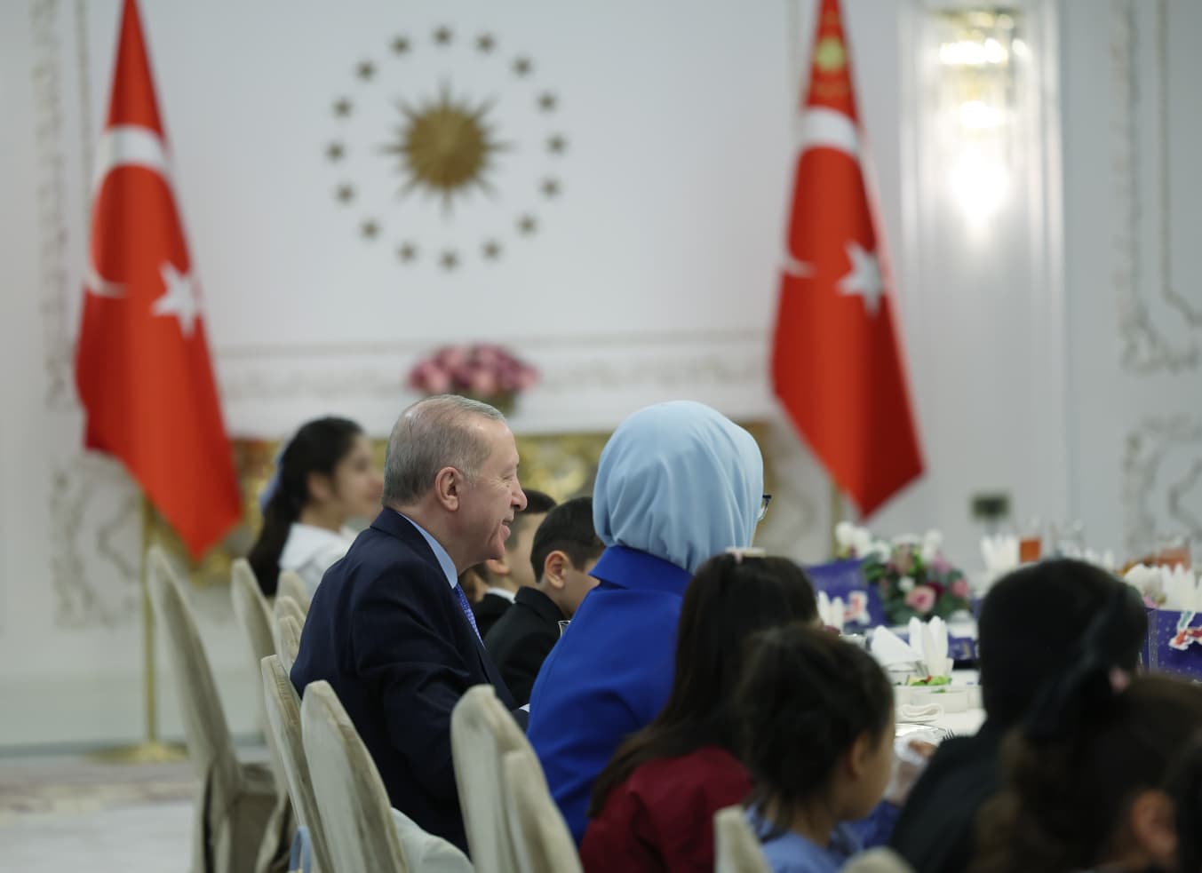 Cumhurbaşkanı Erdoğan, devlet himayesindeki çocuklarla iftarda bir araya geldi