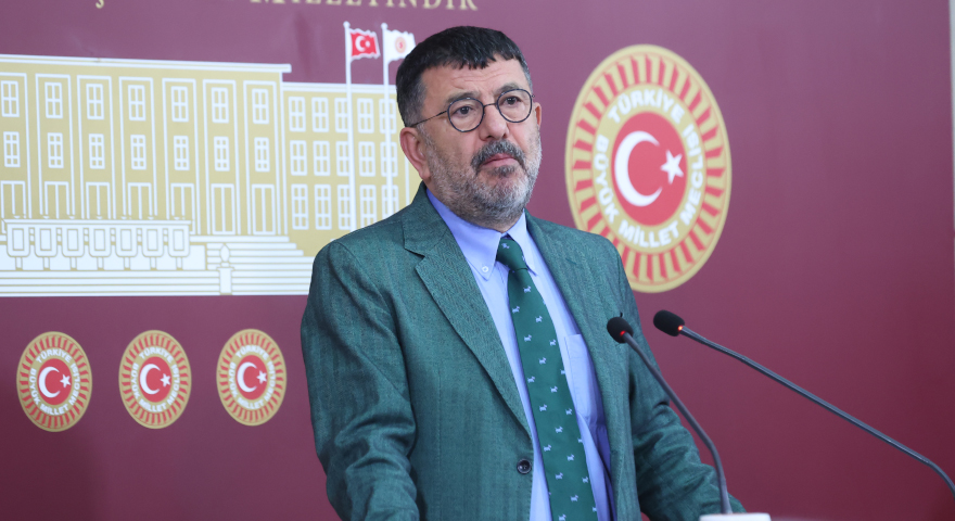 Veli Ağbaba’dan emekli ikramiyesi çıkışı: “Emeklinin sofrasından 40 pide çalındı”