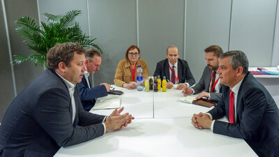 Barselona’da kritik zirve: Özgür Özel ve Lars Klıngbeıl bir araya geldi