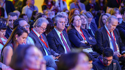 Chp Lideri Özgür Özel Barselona’da: İlerici kentler oturumunu takip etti