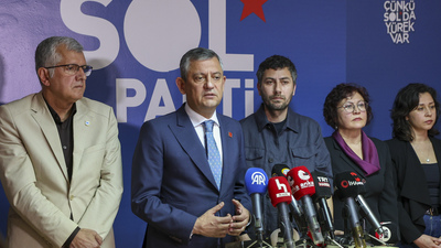 Özgür Özel’den SOL Parti’ye ziyaret: “Erdoğan kaybedeceği maçta topu kesmeye çalışıyor”