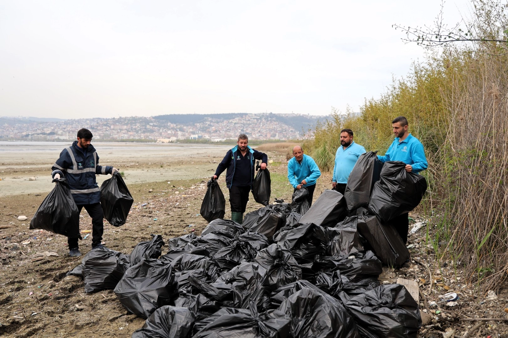 Kocaeli Sahilinde 50 çöp torbası atık temizlendi