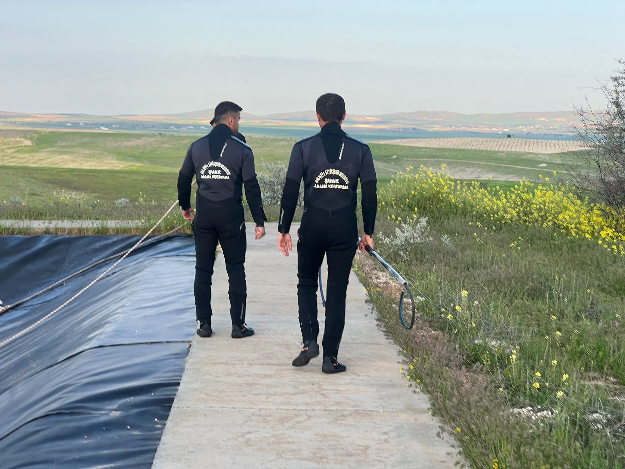 Şanlıurfa’da sulama göletine düşen tilki kurtarıldı