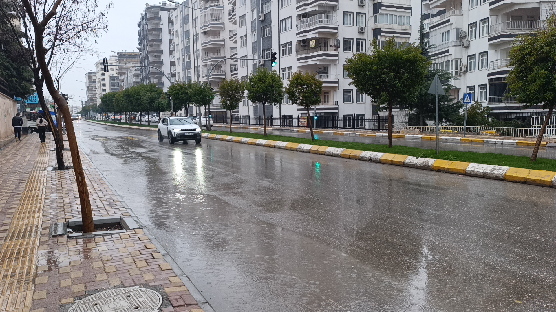 Şanlıurfa’da sağanak yağış: Yollar göle döndü, Vatandaş zor anlar yaşadı