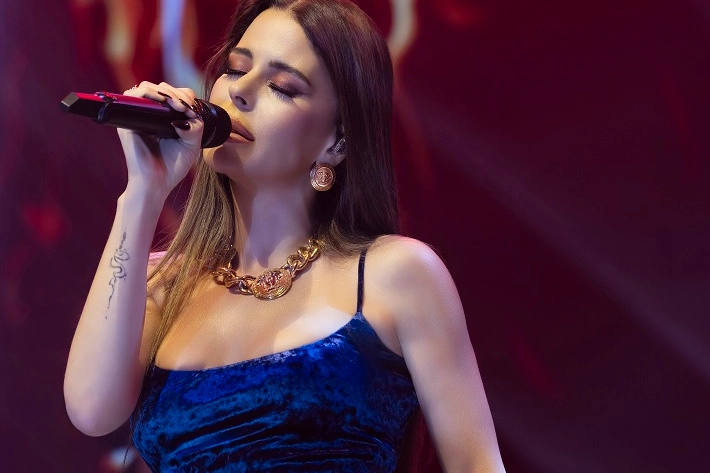 Simge Sağın’dan İstanbul gecesinde unutulmaz performans