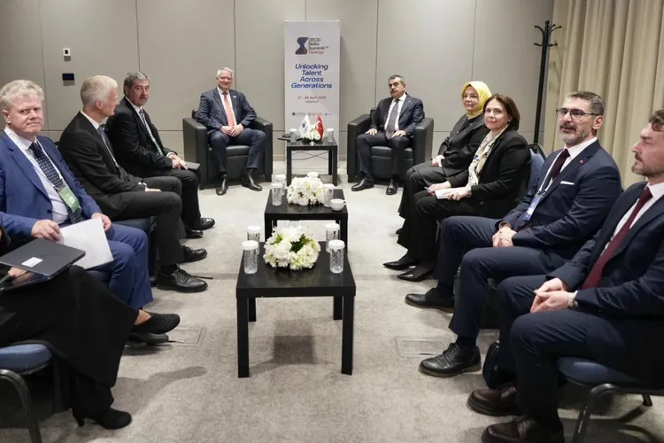 Bakan Tekin OECD zirvesi çalışmalarına katıldı