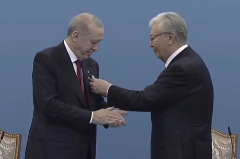 Erdoğan’a Kazakistan’da Hoca Ahmet Yesevi nişanı verildi