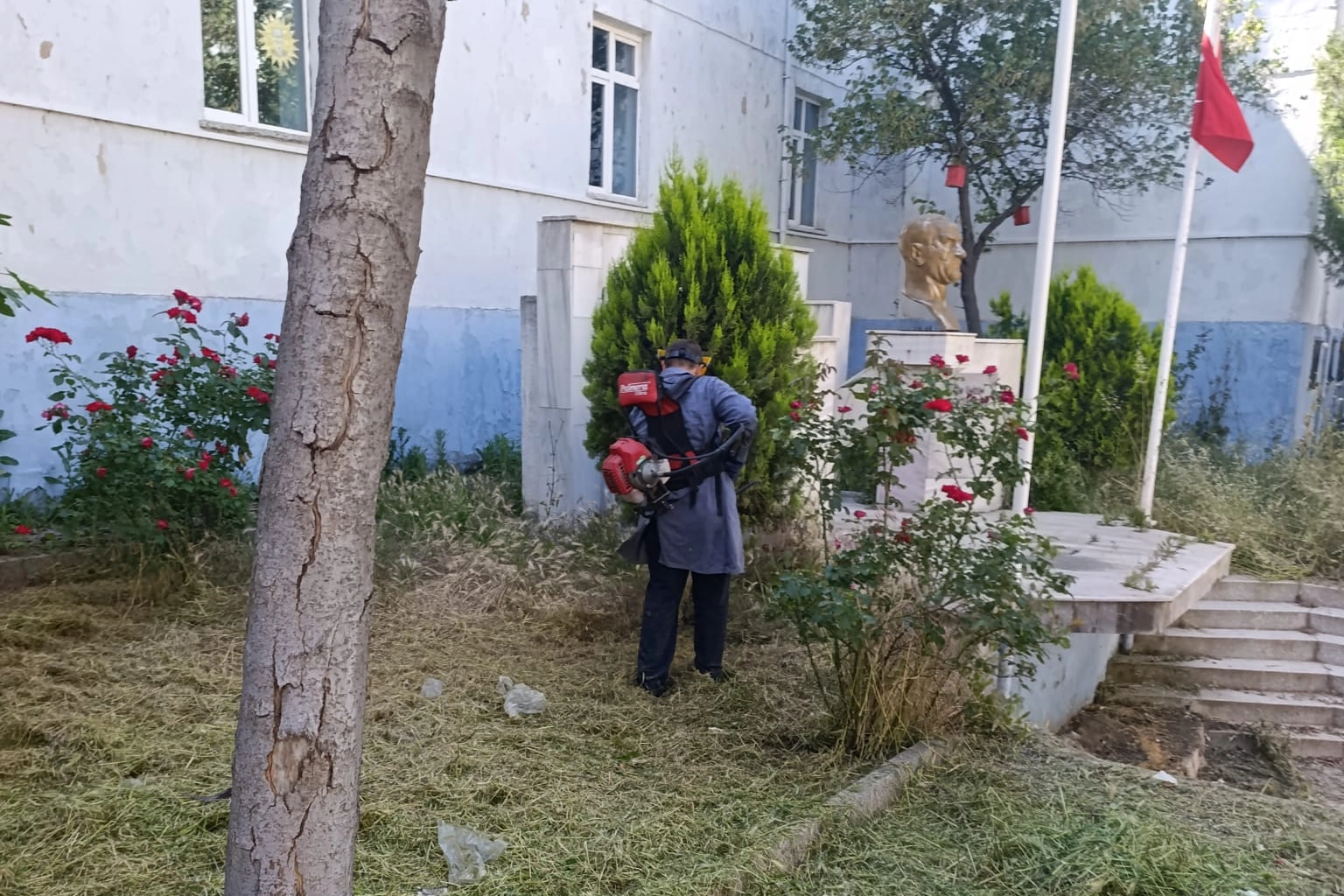 Okul bahçesindeki otlar krize dönüştü: Temizliği veliler yaptı