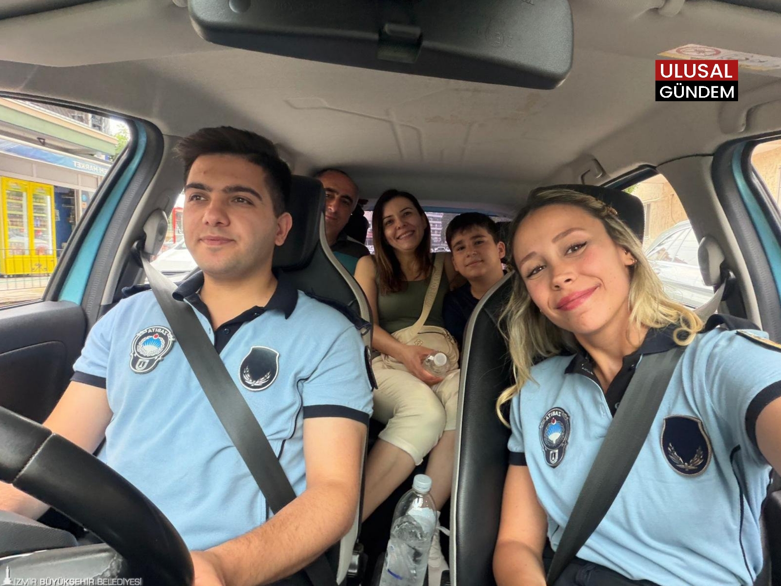 İzmir Büyükşehir Belediyesi’nden öğrencilere tam destek: Geç kalanları zabıta yetiştirdi!