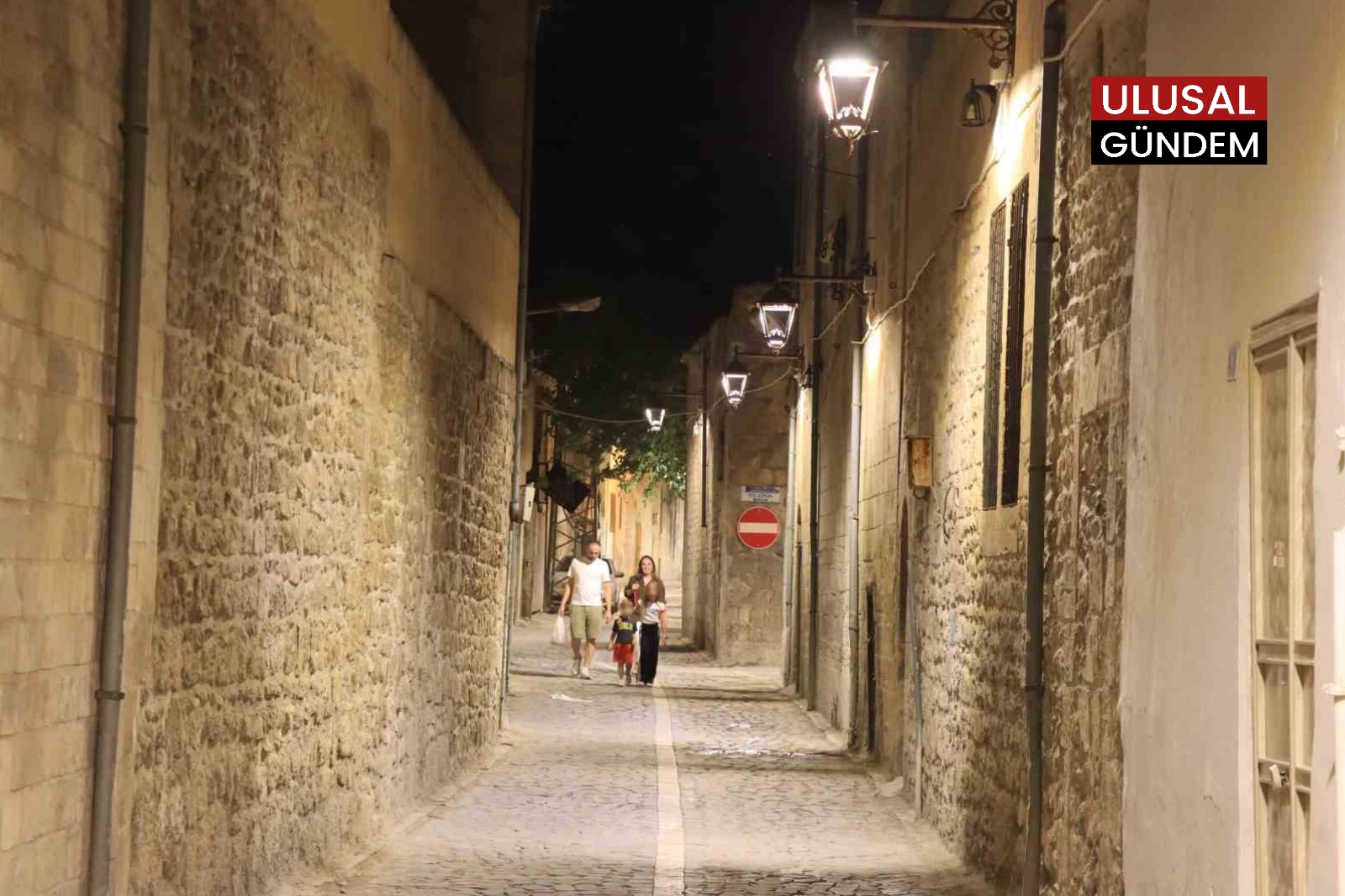 Şanlıurfa’nın tarihi sokakları gece ışıklarıyla yeniden hayat buldu